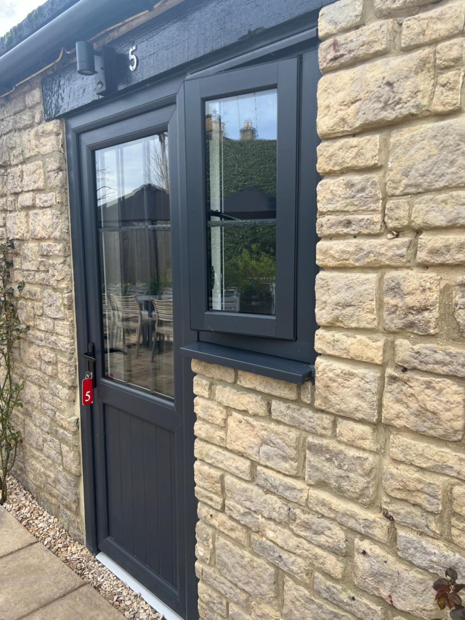 Priory Tearooms Burford With Rooms Екстериор снимка